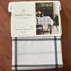 Wipe Clean Easy-Care Tablecloth White & Navy Plaid